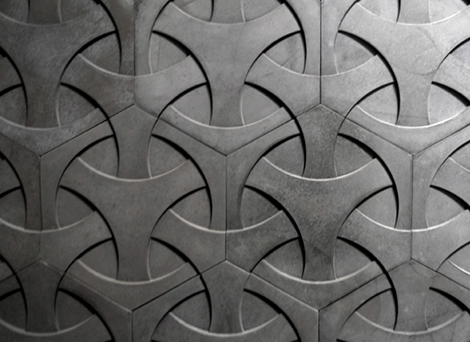 Еще одна особенность плитки из бетона в том, что с помощью нее можно создать имитацию сплошного ограждения. 