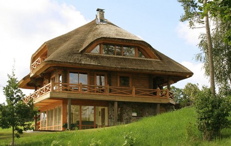 Пример дома во французском стиле из экологичных материалов