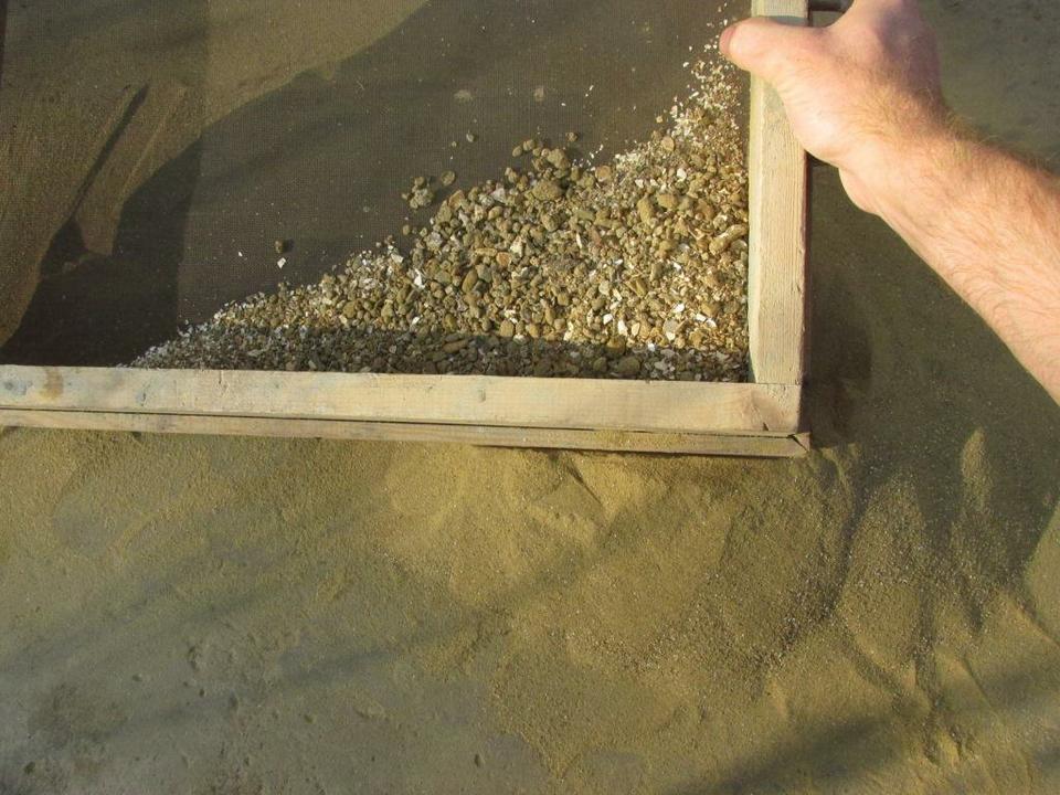 В первую очередь нужно заранее просеять песок. 